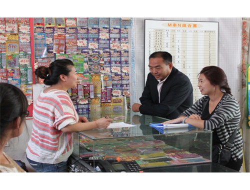 男子转钱给彩票店老板